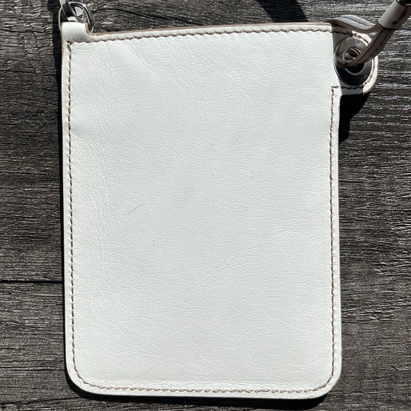 Auth. Tod’s White Leather Phone/Cards Case - Picture 16 of 16